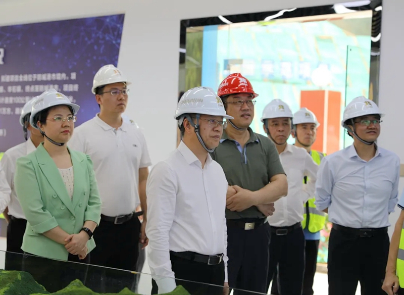 譚丕創(chuàng)（左二）、唐軼昂（左一）聽取項目情況介紹.jpg