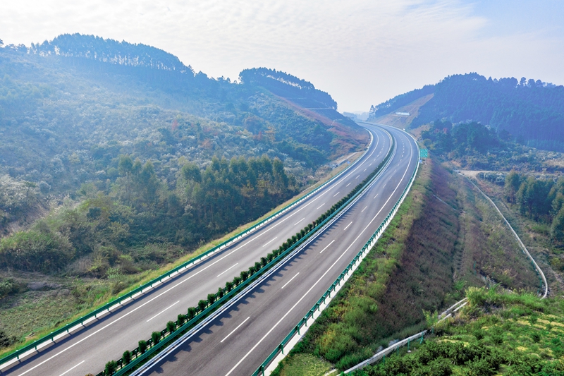 6.高速公路與群山相連，植被覆蓋率高，與原生態(tài)環(huán)境恢復有機結合.jpg