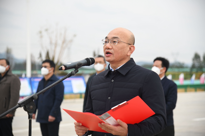 自治區(qū)交通運輸廳黨組成員、總工程師陳津維宣布通車.jpg